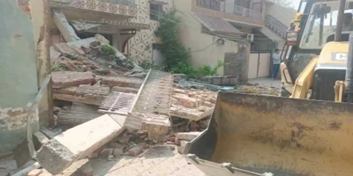 यूपी के बांदा में मुख्तार अंसारी के समर्थकों के घरों को तोड़ा गया यूपी के बांदा में मुख्तार अंसारी के समर्थकों के घरों को तोड़ा गया